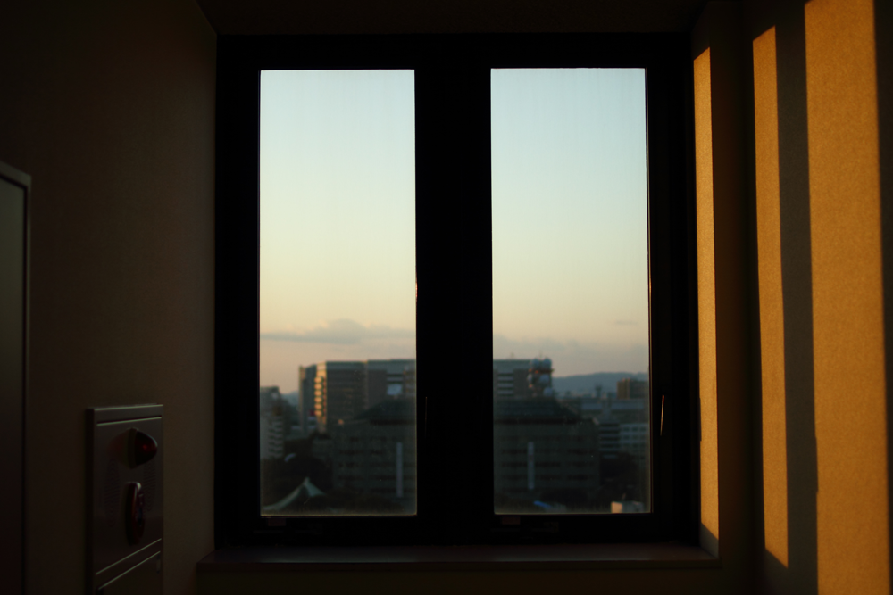 夕焼けの窓の写真