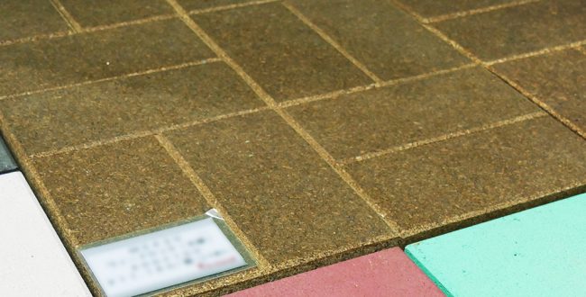 インターロッキングブロックに代わる木の舗装材！透水特性・保水性を