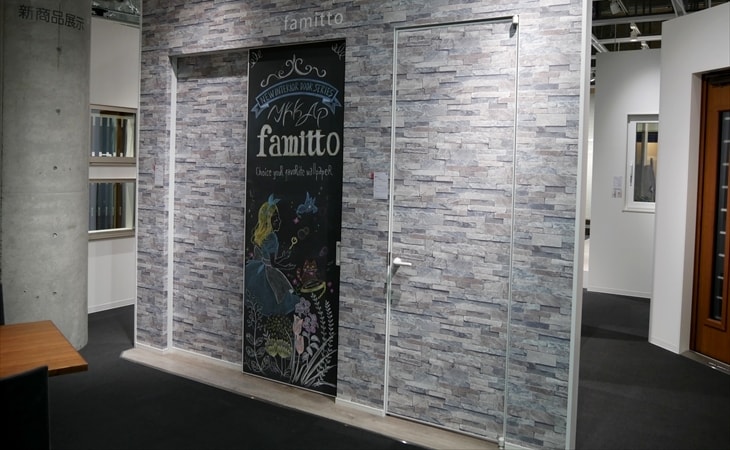 室内ドアも壁紙でおしゃれに 壁紙を貼れる室内ドア Famitto ファミット みつけました 建材ダイジェスト