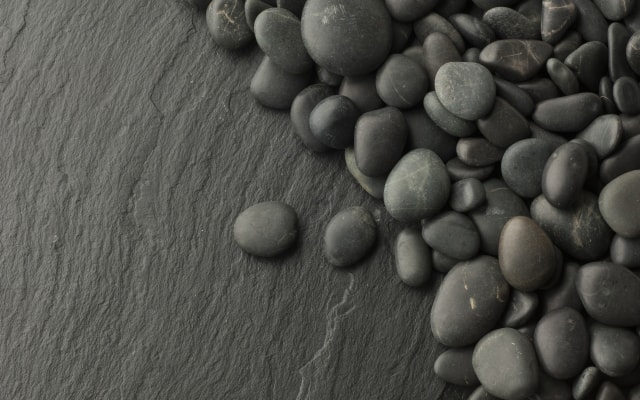 粘板岩の、玄昌石(左の板状の石)と那智黒石(右の粒状の石)