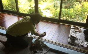 拭き漆施工の様子